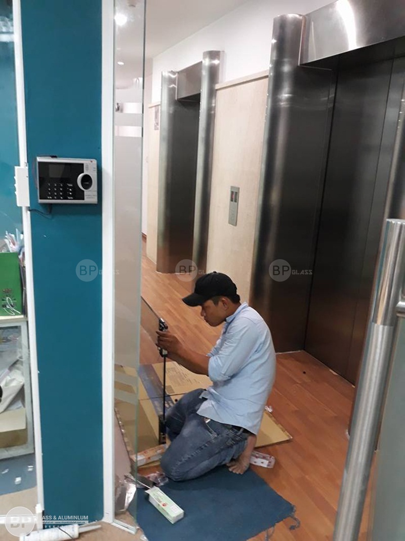 Thi công vách kính văn phòng em Lan Nguyễn Đình Chiểu, HCM